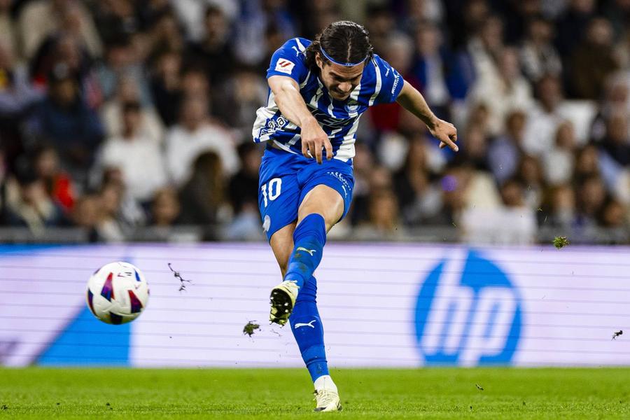 Nici la Alaves Ianis Hagi nu a fost în stare să-l impresioneze pe antrenorul Luis Garcis, echipa din Vitoria nedorind să-l transfere definitiv pe român / Foto: Imago S-a aflat! Motivul real din cauza căruia Rangers nu mai vrea să audă de Ianis Hagi » Au plănuit totul la secundă