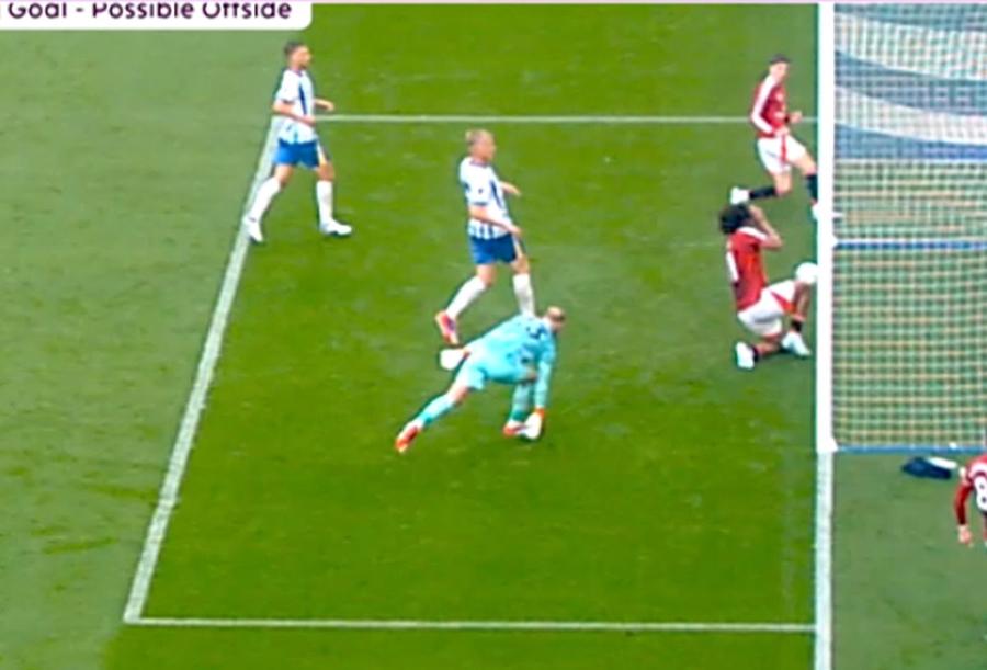 Zirkzee, aflat în ofsaid, este lovit de balon înainte ca acesta să intre în plasă Brighton - Manchester United 2-1 » „Pescărușii” dau lovitura în prelungiri și „ciugulesc” toate cele 3 puncte!
