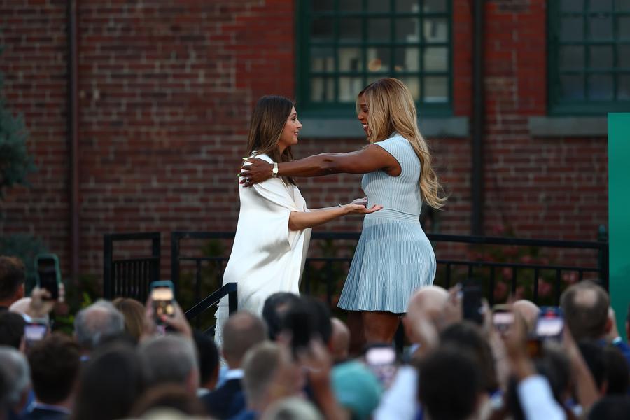 Maria Sharapova și Serena Williams/Foto: X (International Tennis Hall of Fame) Maria Sharapova a intrat în International Tennis Hall of Fame » Serena Williams, apariție surprinzătoare: „A schimbat modul în care femeile abordează sportul”