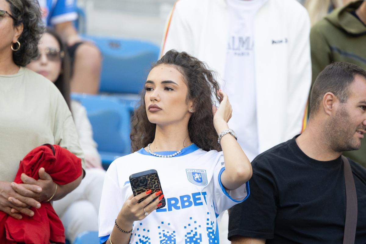 Toți ochii pe Lavinia! Iubita-studentă a „leului” din Bănie, în tribune la Craiova - Petrolul