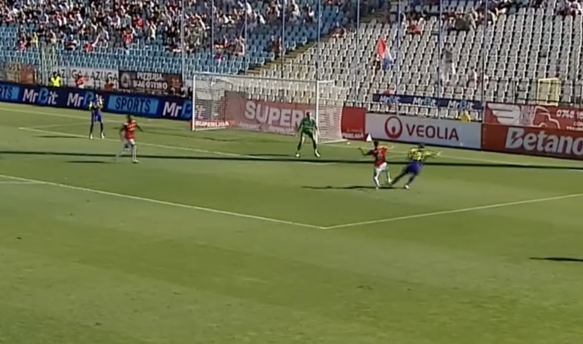 Două gafe de cascadorii râsului! Oțelul a marcat după greșeli incredibile în apărarea lui CFR Cluj