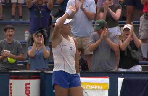 Indoneziana Janice Tjen (23 de ani, 147 WTA) a învins-o pe rusoaica Veronika Kudermetova (28 de ani, 26 WTA), 6-4, 4-6, 6-4 și s-a calificat în turul secund la US Open 2025.