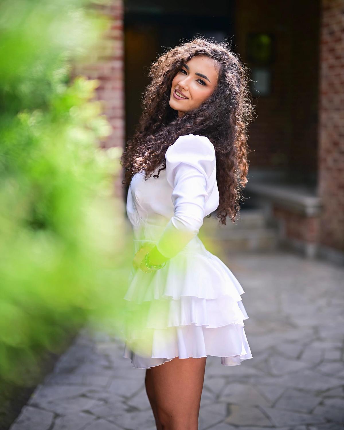 Toți ochii pe Lavinia! Iubita-studentă a „leului” din Bănie, în tribune la Craiova - Petrolul
