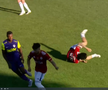 Faze scandaloase în Oțelul - CFR Cluj » Și-au lovit adversarii cu pumnii și picioarele