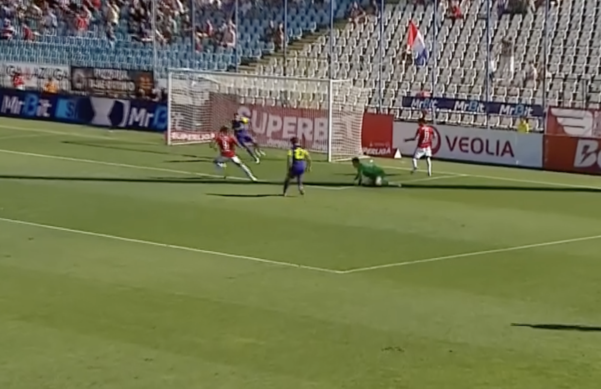Două gafe de cascadorii râsului! Oțelul a marcat după greșeli incredibile în apărarea lui CFR Cluj