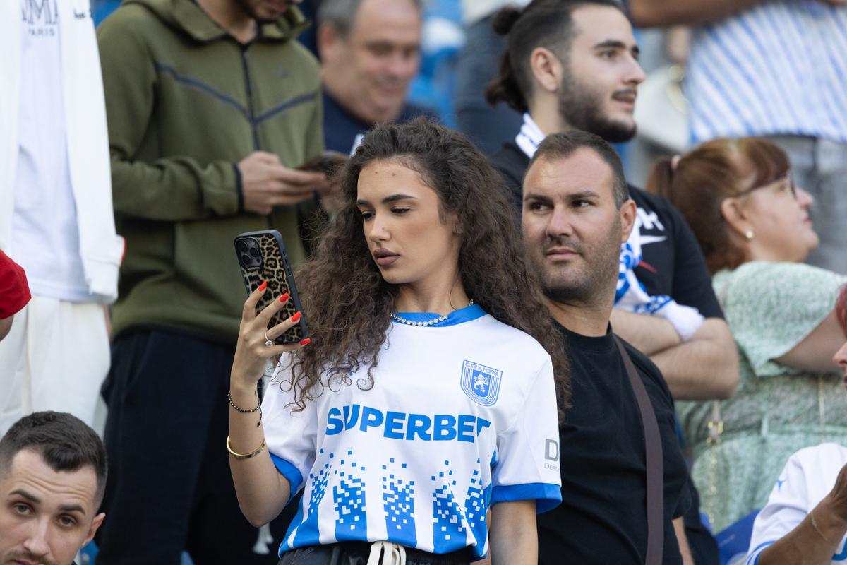 Toți ochii pe Lavinia! Iubita-studentă a „leului” din Bănie, în tribune la Craiova - Petrolul