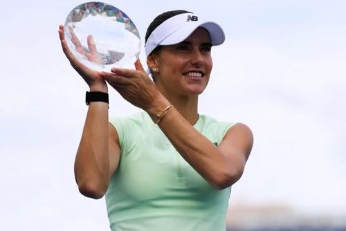 Sorana Cîrstea cu trofeul de la Cleveland Foto: X/Tennis in the Land