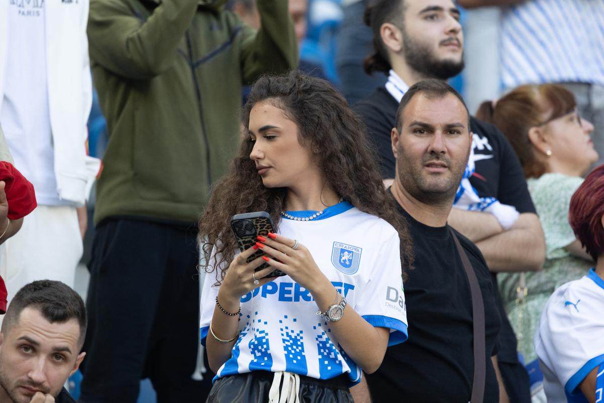 Toți ochii pe Lavinia! Iubita-studentă a „leului” din Bănie, în tribune la Craiova - Petrolul