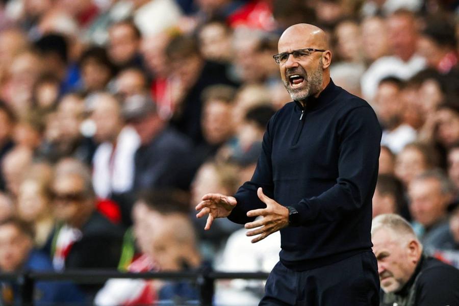Antrenorul Peter Bosz n-a fost mulțumit de prima repriză a lui Dennis Man la PSV / Foto: Imago Antrenorul Peter Bosz nu l-a menajat pe Dennis Man după debutul modest de la PSV: „Superficial, jocul lui a fost plat”