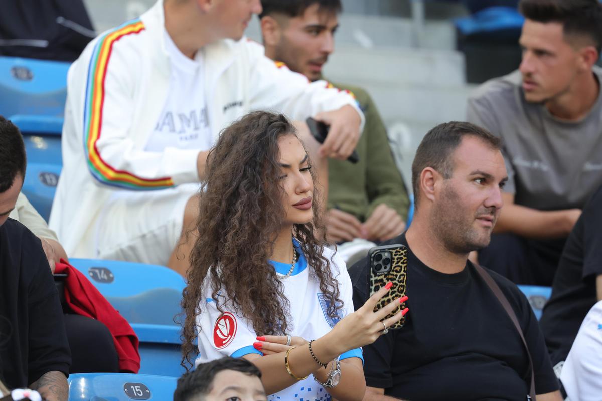 Toți ochii pe Lavinia! Iubita-studentă a „leului” din Bănie, în tribune la Craiova - Petrolul