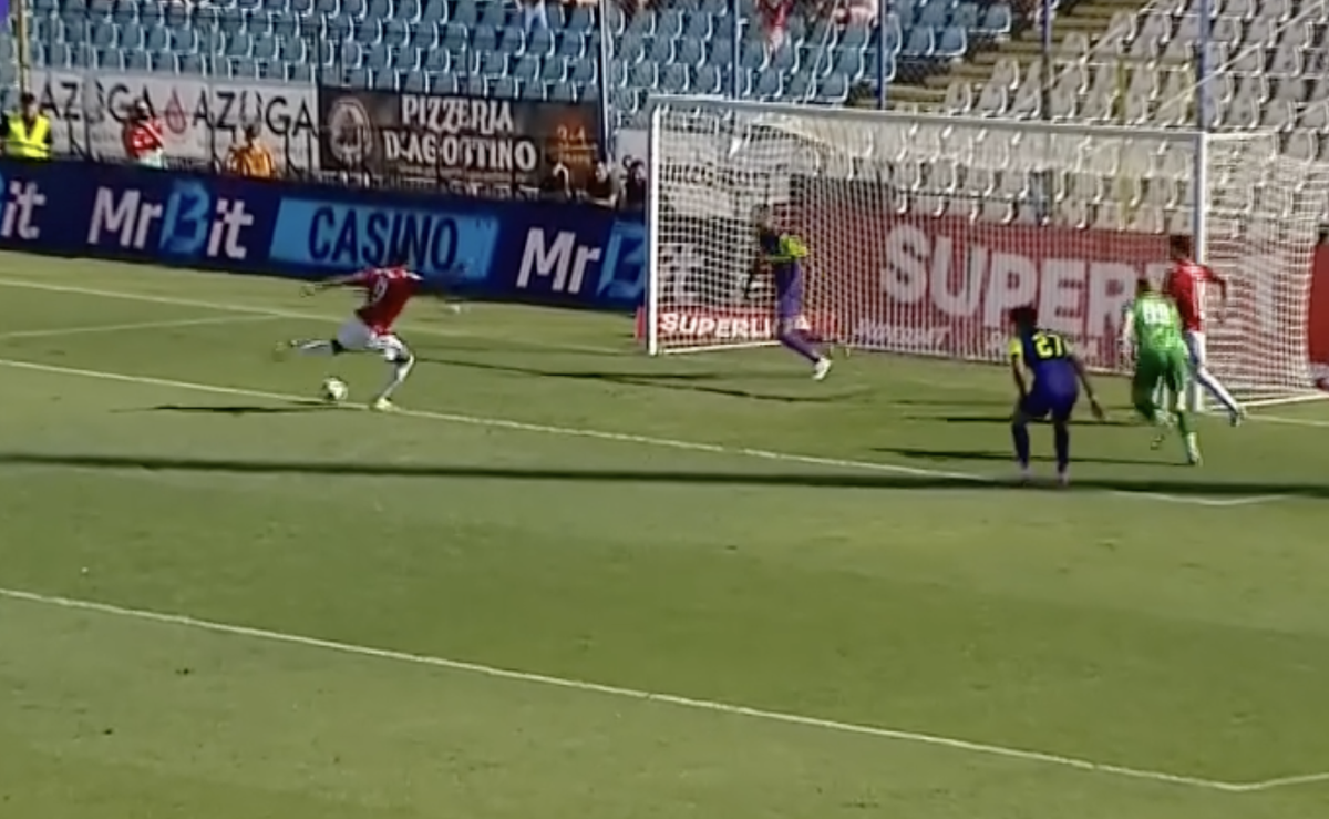Două gafe de cascadorii râsului! Oțelul a marcat după greșeli incredibile în apărarea lui CFR Cluj