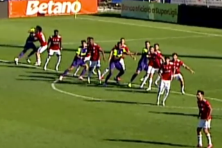 Faze scandaloase în Oțelul - CFR Cluj » Și-au lovit adversarii cu pumnii și picioarele