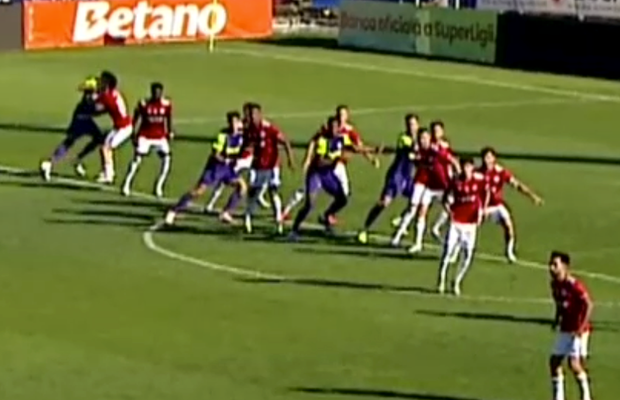 Faze scandaloase în Oțelul - CFR Cluj » Și-au lovit adversarii cu pumnii și picioarele