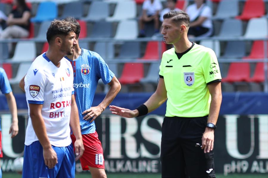 Raul George Cupu în meciul CSA Steaua - SCM Rm. Vâlcea. Foto: sportpictures.eu Acuzații grave în arbitrajul românesc! Sesizare la FRF privind delegări suspecte și favorizarea unor brigăzi