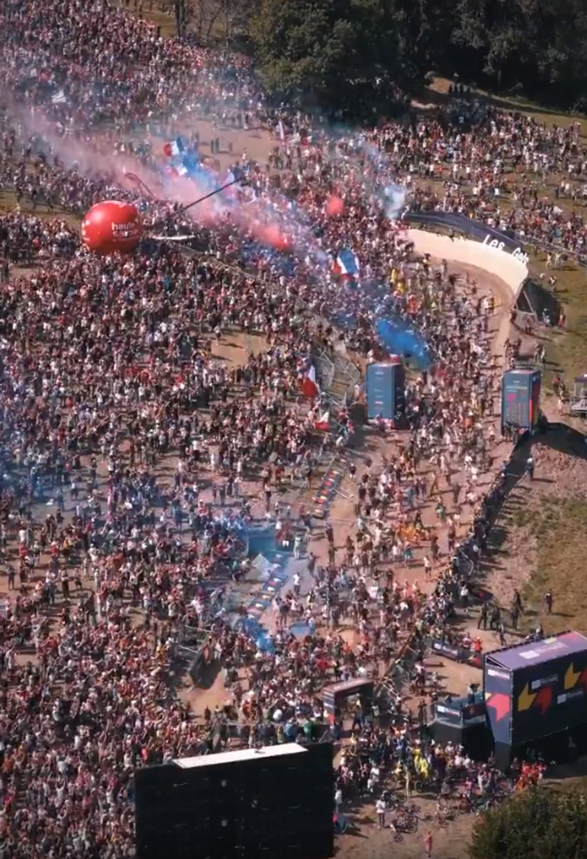 Imagini fabuloase din weekend » Un potop de fani copleșește muntele la un eveniment sportiv