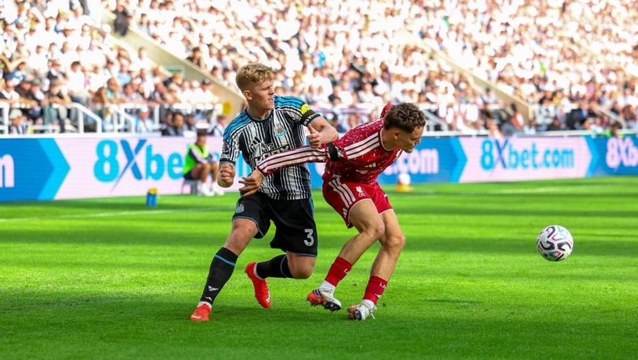 Lewis Hall (stânga), în duel cu Florian Wirtz (Liverpool) / Foto: Imago Contră între noul manager al „coțofenelor” și Peter Schmeichel: „Nicio șansă!”