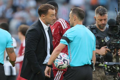 Matthias Jaissle, noul antrenor al lui Newcastle, are ceva de lămurit cu arbitrul Stewart Attwell / Foto: Imago