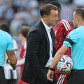 Matthias Jaissle, noul antrenor al lui Newcastle, are ceva de lămurit cu arbitrul Stewart Attwell / Foto: Imago