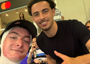 Inter l-a invitat la meciul cu Monza pe tânărul fan care a supraviețuit incendiului din Crans Montana » Atacantul U17 s-a pozat în lojă cu Mkhitaryan și Jones
