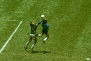 Mingea cu care Diego Maradona a înscris „Mâna lui Dumnezeu”, vândută la licitație pentru o sumă uriașă