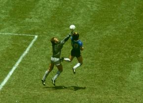 Mingea cu care Diego Maradona a înscris „Mâna lui Dumnezeu”, vândută la licitație pentru o sumă uriașă