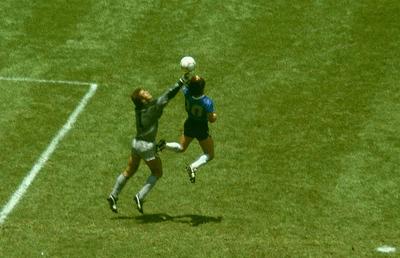 Mingea cu care Diego Maradona a înscris „Mâna lui Dumnezeu”, vândută la licitație pentru o sumă uriașă