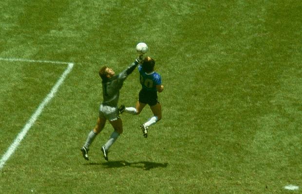 Mingea cu care Diego Maradona a înscris „Mâna lui Dumnezeu”, vândută la licitație pentru o sumă uriașă