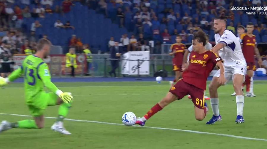 Radu Drăgușin, depășit și la golul 4 marcat de Pisilli / FOTO: captură @Digi Sport Seară neagră pentru Radu Drăgușin » AS Roma a spulberat-o pe Fiorentina, hattrick Malen într-un meci de coșmar pentru român