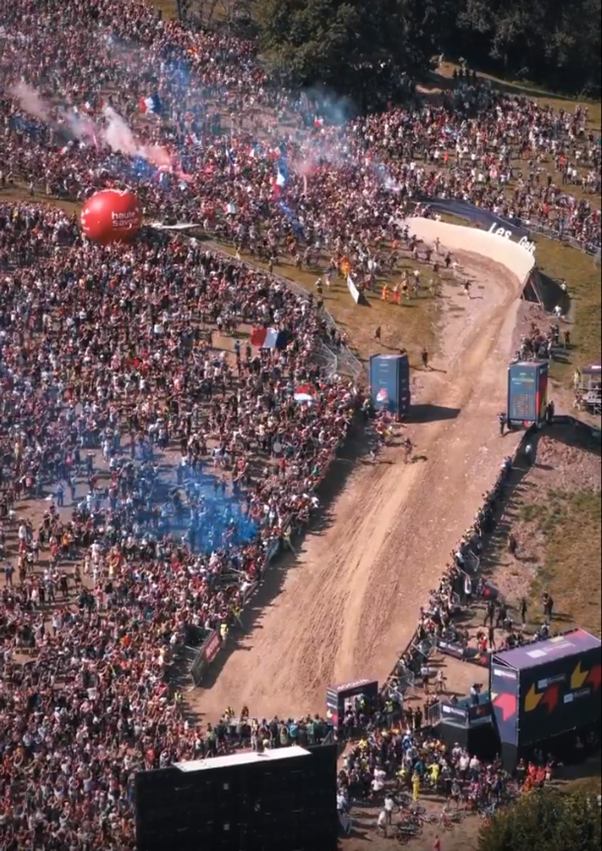 Imagini fabuloase din weekend » Un potop de fani copleșește muntele la un eveniment sportiv