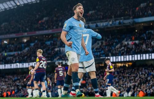 Nico Gonzalez, în tricoul lui Manchester City // Foto: Instagram