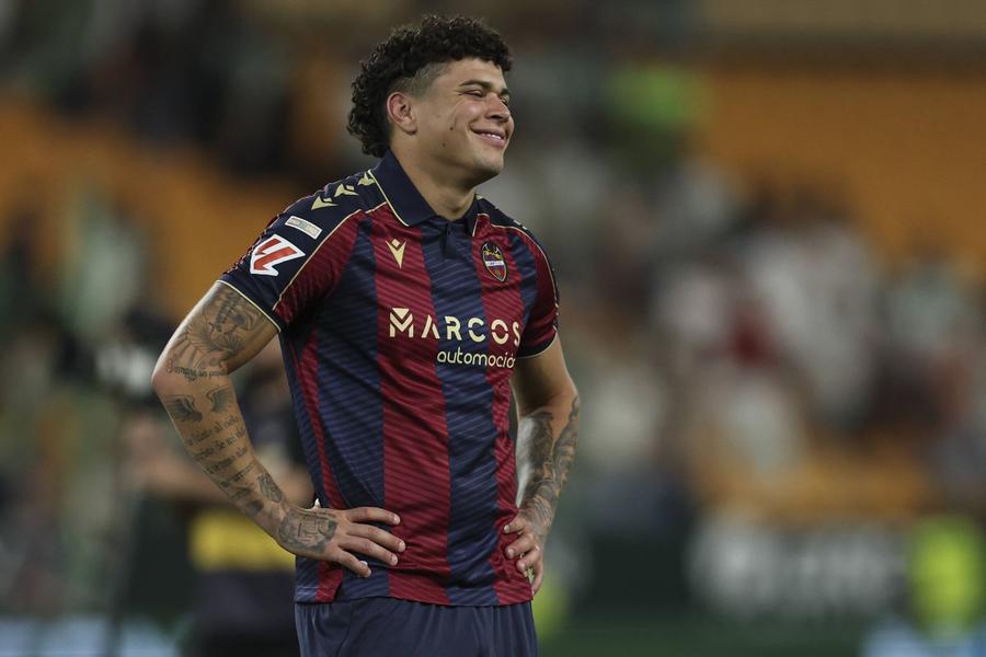 Alan Matturro a jucat 21 de meciuri la Levante, având un gol și un assist / Foto: Imago Dan Șucu mai vinde un jucător de la Genoa » Fundașul central s-a transferat la un club de Champions League