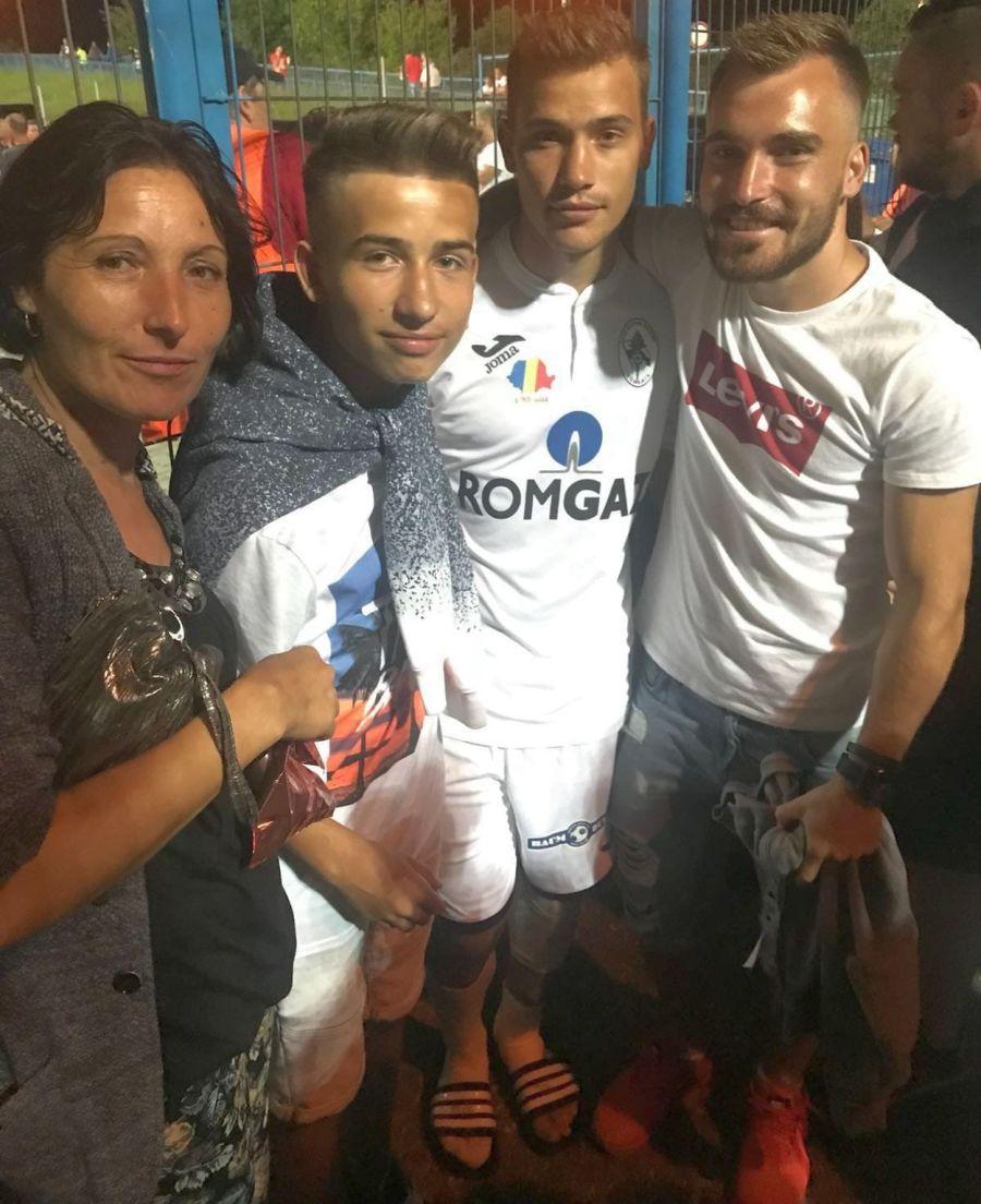 FOTO: Darius Olaru împreună cu mama sa, Elena, și de frații lui, după victoria cu Dinamo INTERVIU EXCLUSIV // Darius Olaru, pregătit să meargă la FCSB: „N-o să mă fure mirajul Bucureștiul, vine mama cu mine!”