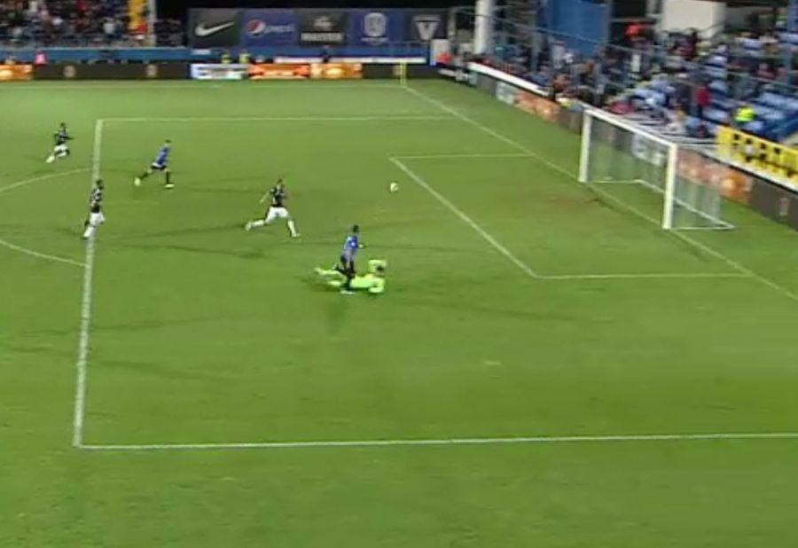 FOTO: Captură TV Telekom Sport // „Scărița” lui Rivaldinho, pentru scorul de 2-1 FC VIITORUL - POLI IAȘI 2-1 // Rivaldinho are colegii la picioare » Vlad Achim: „Execuție de brazilian!”