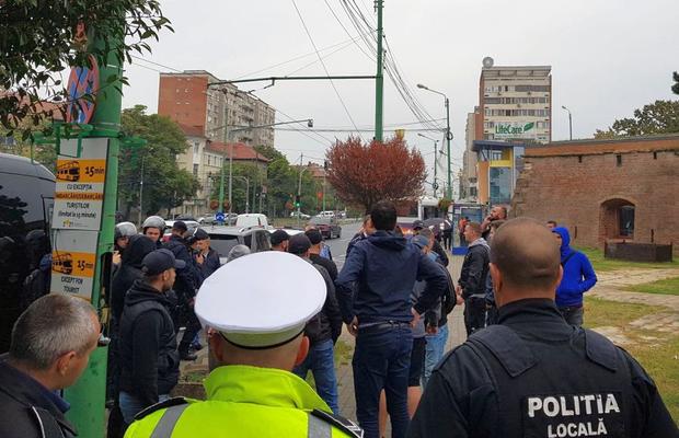 UTA - DINAMO // VIDEO + FOTO Incidente șocante! Fanii lui Dinamo și cei ai lui Poli, ciocniri violente în centrul Timișoarei: „Erau într-o stare de turbare, mi-au vandalizat mașina”
