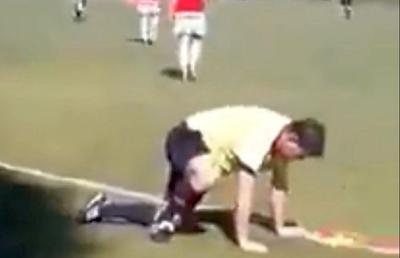 VIDEO Un arbitru a venit beat la meci și a căzut din picioare! Imaginile au devenit virale