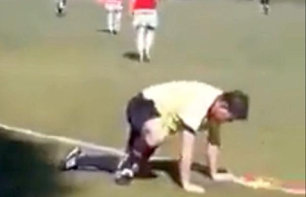 VIDEO Un arbitru a venit beat la meci și a căzut din picioare! Imaginile au devenit virale