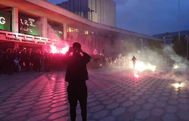 FC U CRAIOVA - U CLUJ // VIDEO Fanii lui FC U Craiova au făcut show! Spectacol făcut de olteni în oraș
