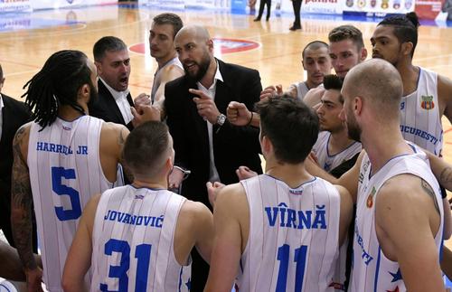 Cătălin Burlacu dând indicații jucătorilor de la Steaua la un time-out FOTO baschet.ro