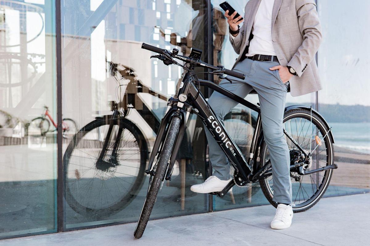 Bicicletele electrice nu sunt viitorul. Ele sunt prezentul! Tot ce trebuie să știi despre cea mai eficientă soluție pentru evitarea traficului
