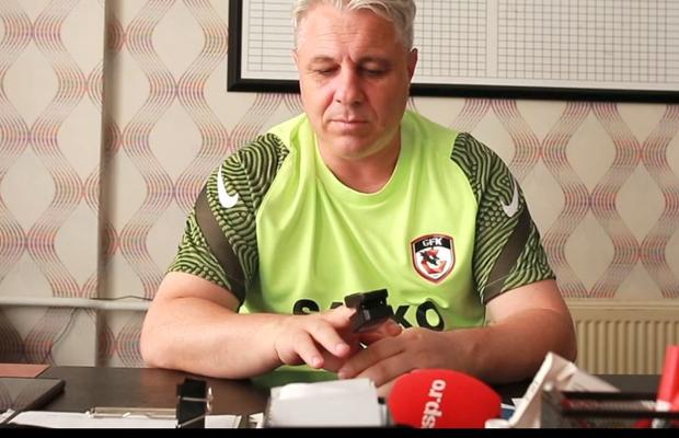 VIDEO EXCLUSIV Marius Șumudică și-a măsurat nivelul saturației de oxigen în timpul interviului acordat Gazetei: „Mi-am luat aparat, îl bag pe degețel”
