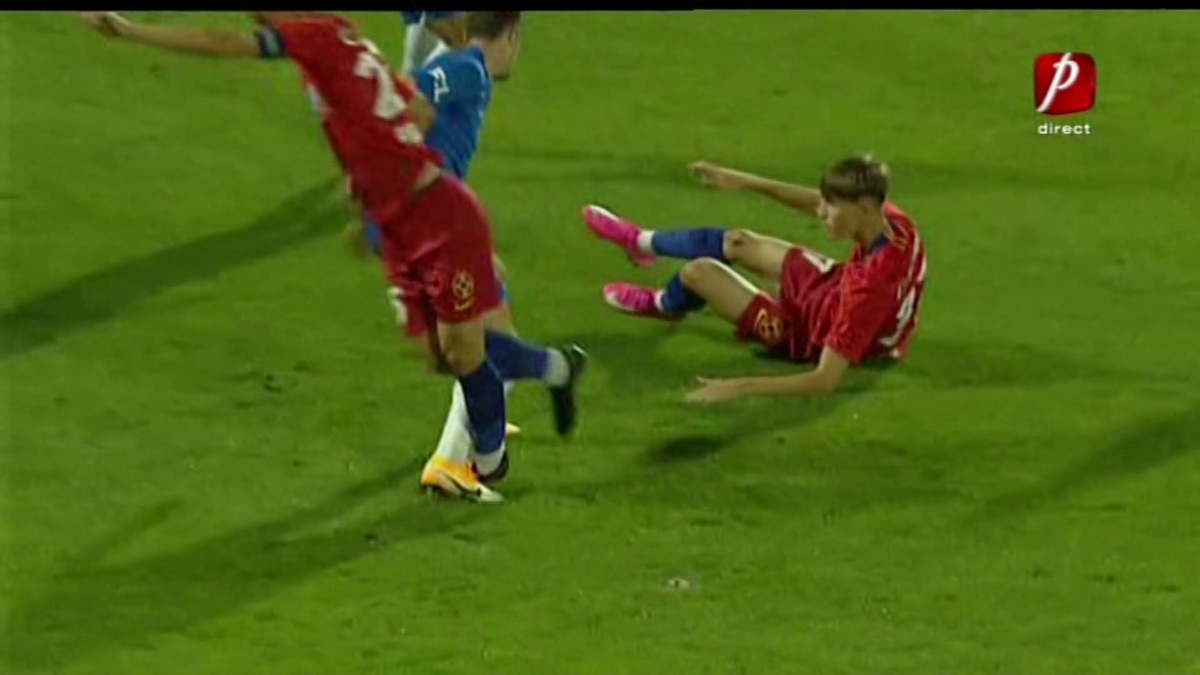 Penalty evident neacordat pentru FCSB în meciul cu Slovan Liberec! Arbitrul nu a văzut un fault clar