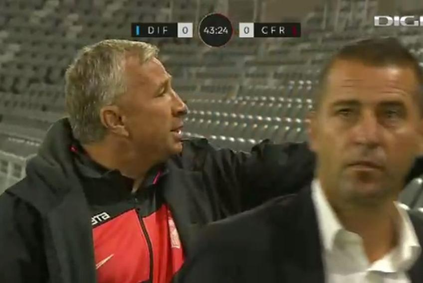 Momentul în care Dan Petrescu strigă spre arbitrul de rezervă // foto: captură @ Digi Sport