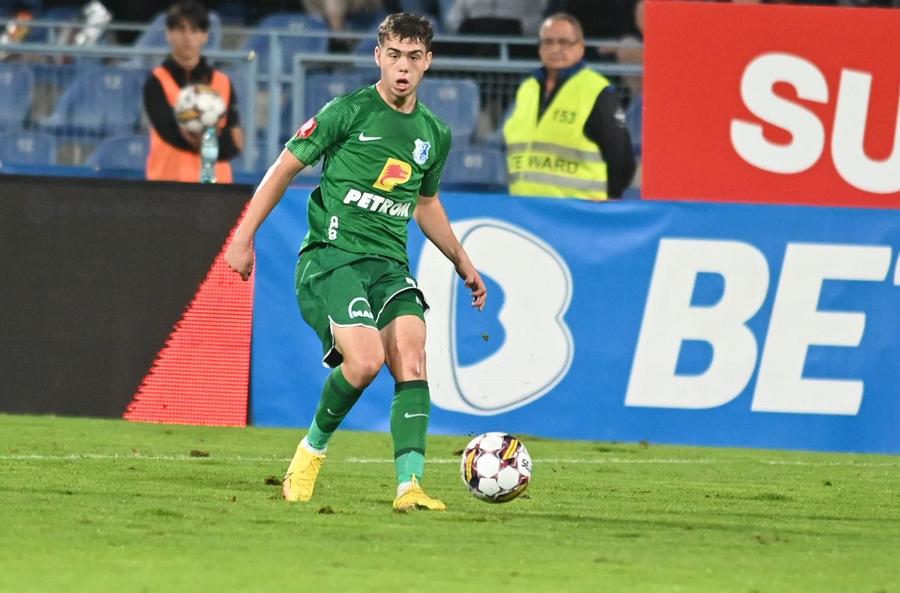 Andrei Borza // Foto: Imago Un talent promovat de Hagi, remarcat de The Guardian și comparat cu Chivu, la doar 16 ani: „Are toate calitățile”