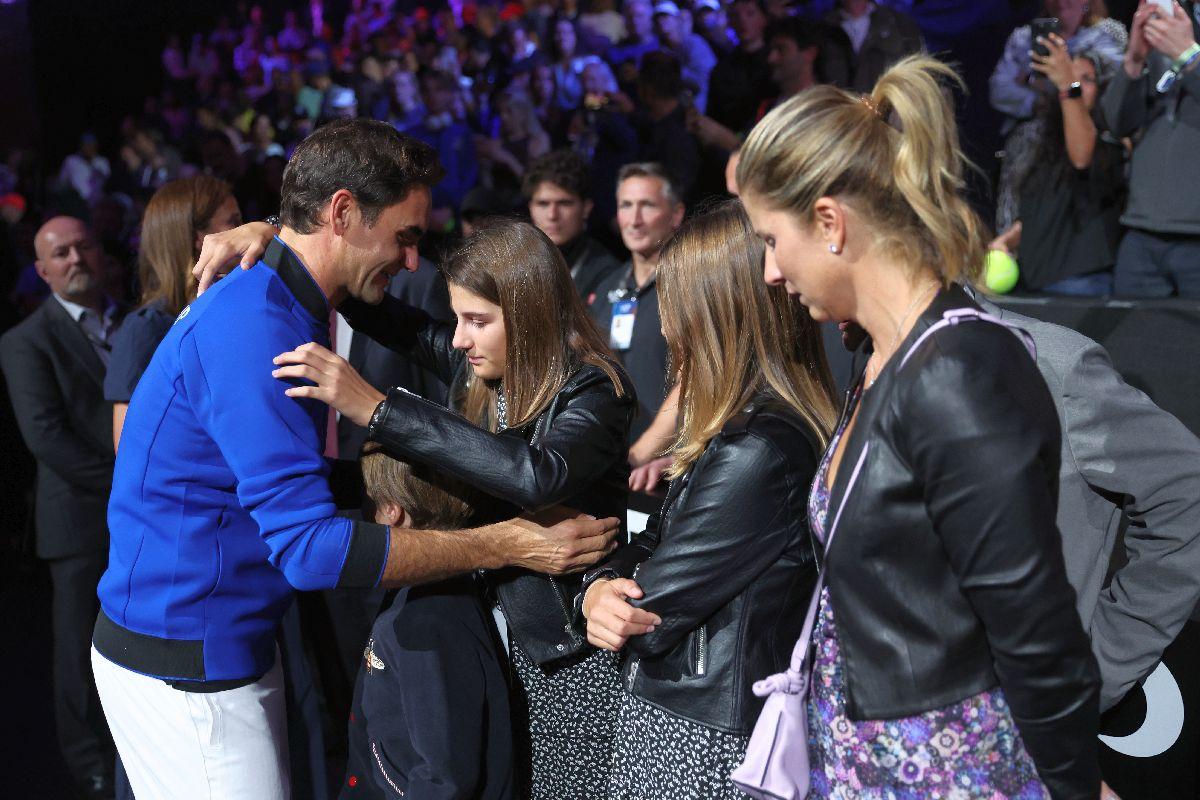 Roger Federer și Rafael Nadal au plâns cot la cot după ultimul meci din cariera elvețianului