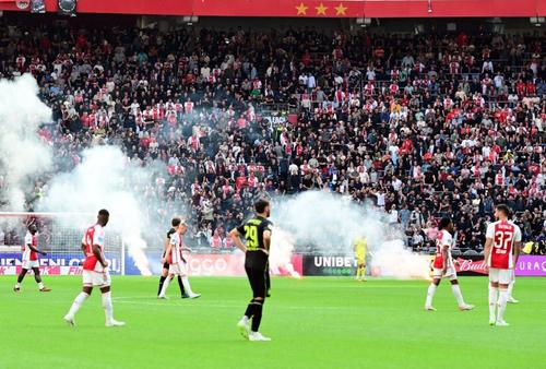 Derby-ul Ajax - Feyenoord, din runda cu numărul 6 de Eredivisie, a fost întrerupt definitiv în minutul 55. Oaspeții conduceau cu 3-0 în acel moment.