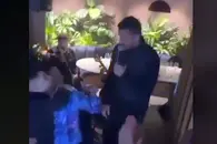 Constantin Budescu, one man show! Imagini virale cu vedeta de la Farul cântând: „I-auzi ce cântă lăutaru', că s-a terminat programu'”