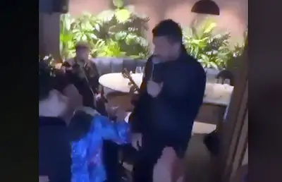 Constantin Budescu, one man show! Imagini virale cu vedeta de la Farul cântând: „I-auzi ce cântă lăutaru', că s-a terminat programu'”