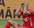 Dragoș Iancu, cu mâinile la cap după accidentare / FOTO: Captură TV @Prima Sport 1