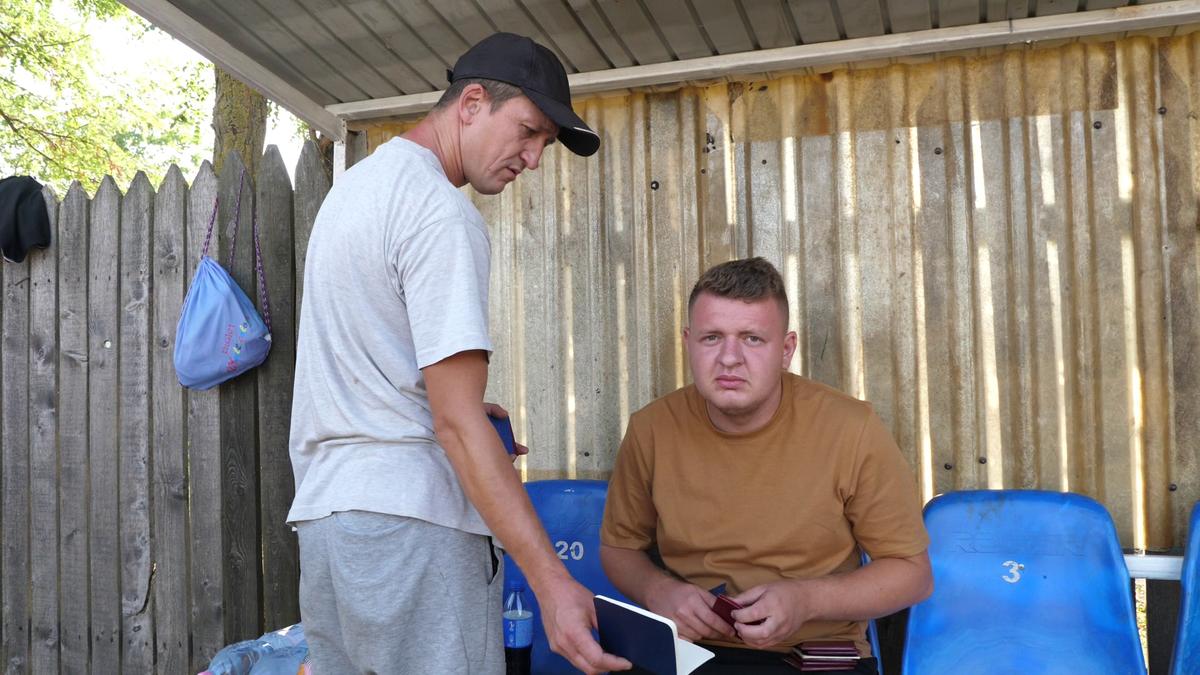 PSD plus PNL sperie găinile » Primarii de la sate își fac câte două, trei echipe pentru distracția lor și a votanților încântați că sparg semințe la teren