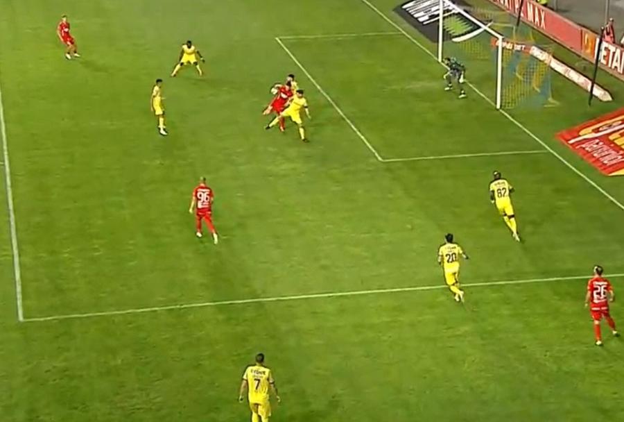 Hențul comis de Paraschiv/ foto: captură Digi Sport Hermannstadt a avut om în plus aproape tot meciul cu Petrolul, dar nu a profitat la Ploiești